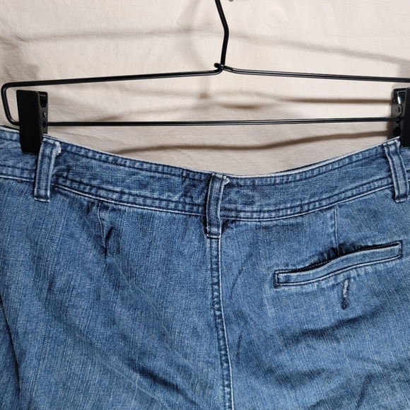 Liz Claiborne size 8 denim jean Audra shorts in great condition. - Picture 8 of 8
